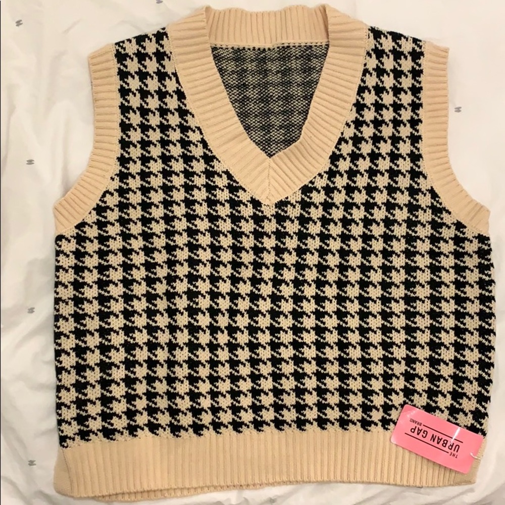 The Urban Gap houndstooth sweater vest NWT